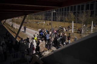 Des réfugiés ukrainiens faisaient la queue le week-end au centre fédéral d'asile de Zurich.